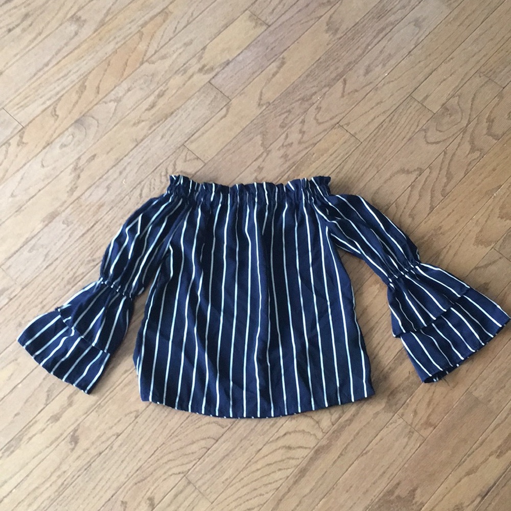 Off the shoulder Bell-sleeve top
